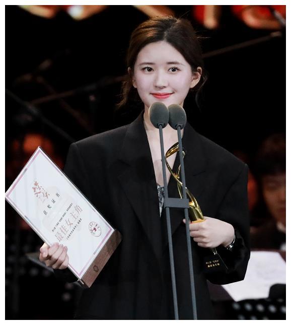 入圈来赵露思第一次领奖,看她上台穿啥鞋?这是对王凯最大的尊重