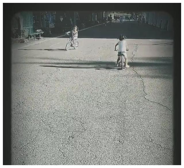 贾静雯修杰楷晒女儿户外骑车打篮球咘咘波妞越来越像双胞胎