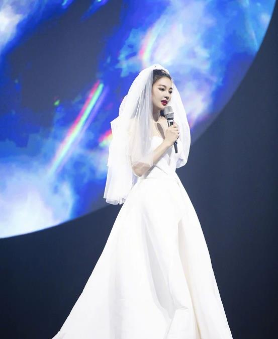 张雨绮舞台上重披婚纱，辣妈身材不像32岁，前夫真的不后悔？