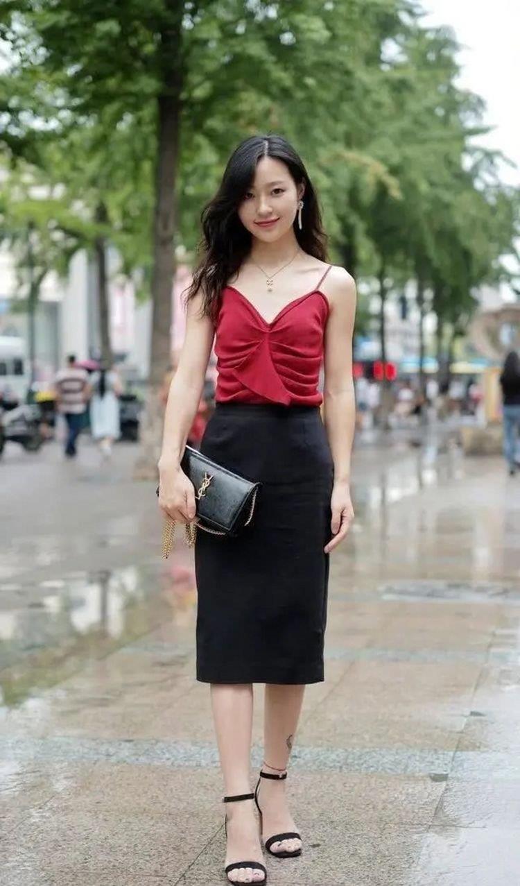 00后的辣妈实在太美,腰身单手可握,精致优雅又显女人味