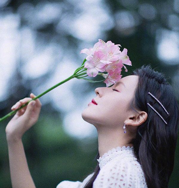 鲜花和美人最为相配,花朵也成为我们拍照时亮眼的点缀