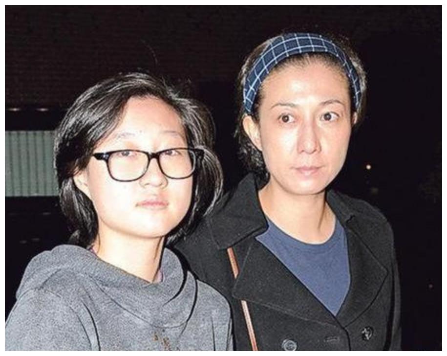 成龙女儿与同性老婆街头抽烟,身材消瘦面色发黄,长相一言难尽