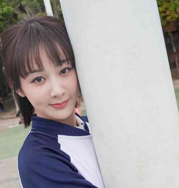 杨紫校园写真曝光丑丑的校服穿出惊艳感是漂亮学姐没错了