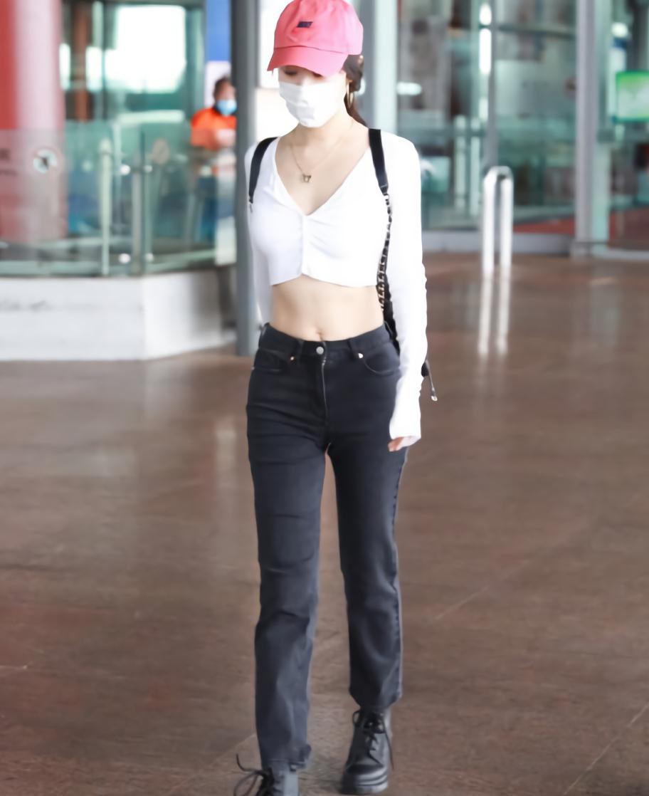 李菲儿穿bm风格,露出"沙漏腰"真的让人羡慕_高清图集_新浪网