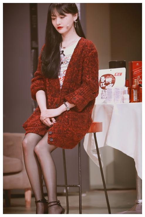 郑爽还让不让女生活了,穿丝袜秀出电棒腿,全网女生看了都自闭