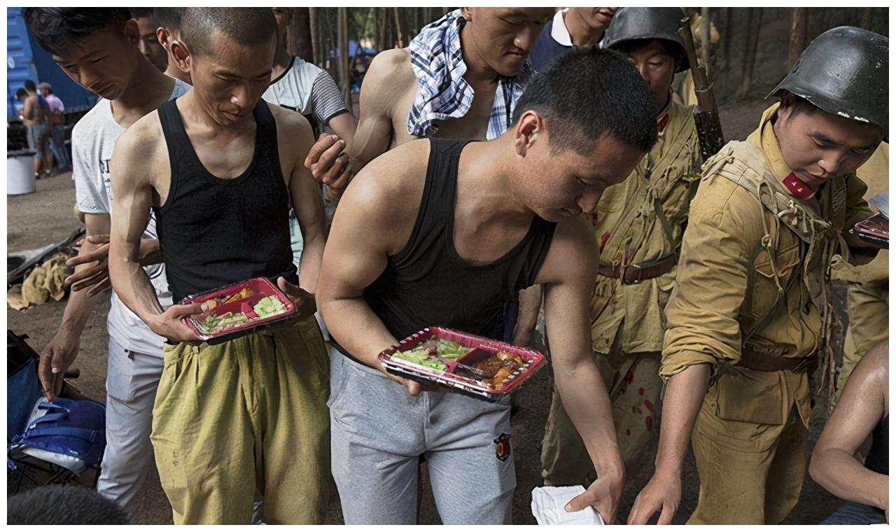 横店几十万群演生活不缺美女几十元干一天领完盒饭就回家
