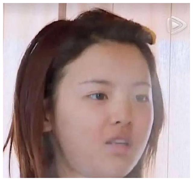 杨超越素颜照又黑又胖,看到吴宣仪表情:是被杨超越素颜丑到了吗