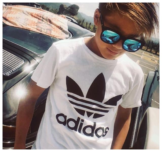 曹格儿子染黄头发土的好明显,9岁的安吉从脸胖到手指,颜值全无