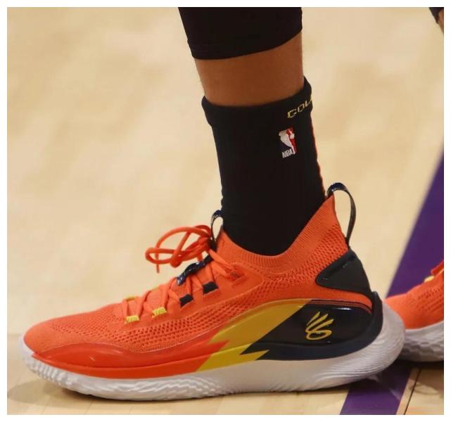 "webelieve"勇士队经典配色uacurryflow8pe勇士球星库里上脚:勇士和