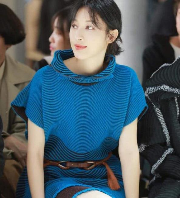 张俪走机场真高调,露脐针织衫配乞丐裤,"脐环"简直太抢镜了!