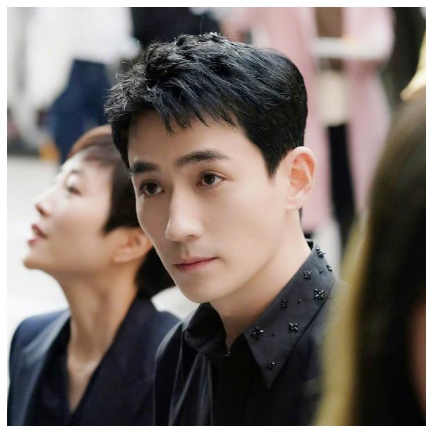 朱一龙现身北电参加校庆，路透照下这颜值，真的有32岁？休闲区蓝鸢梦想 - Www.slyday.coM