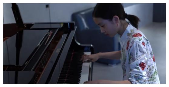 黄多多弹奏钢琴曲,手法娴熟如在琴键跳舞,五官和妈妈如粘贴复制