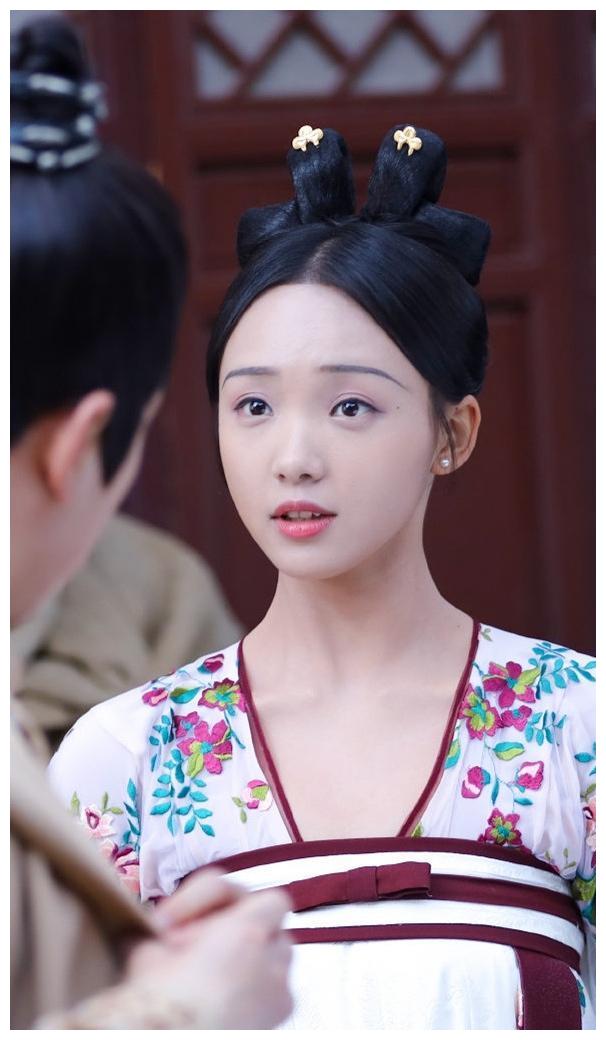 《青青子衿》吕小雨美图分享,长相太一般了,没女主脸,胜在可爱