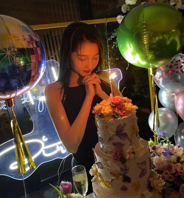关晓彤生日派对上放飞,穿吊带配黑袜蹦迪,23岁变夜店女王?