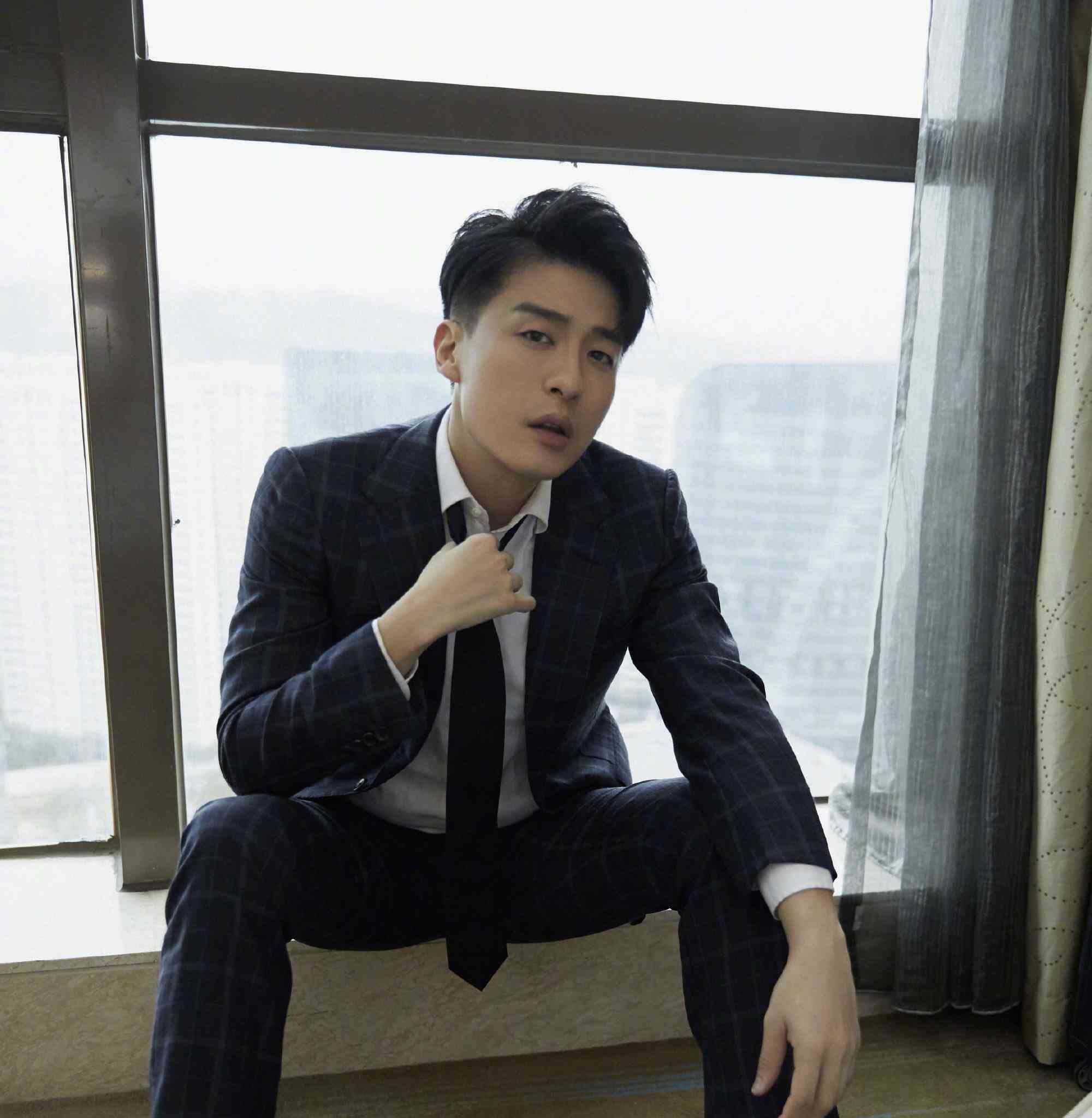 是《爱情公寓》的吕子乔,今参加综艺露天洗头,完全没有偶像包袱