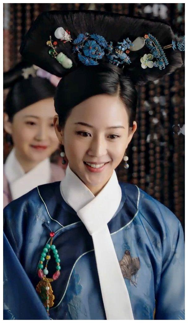 三七分的海兰小天使,较大的旗头配上点翠和玉簪花头饰,典雅又不失可爱