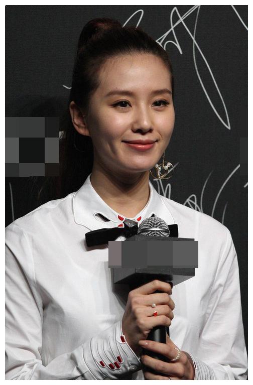 刘诗诗穿修身t恤现身活动,照片未修素颜流出,脸色暗黄下巴臃肿