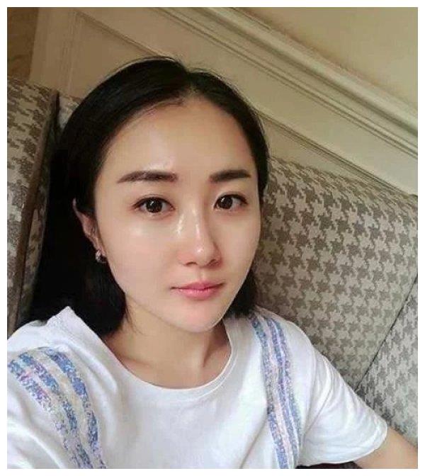 宋小宝深夜陪妻子购物翟晓红正脸曝光身材高挑五官精致