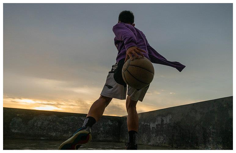 有梦为马,单手托起自己的未来,独臂少年的篮球梦