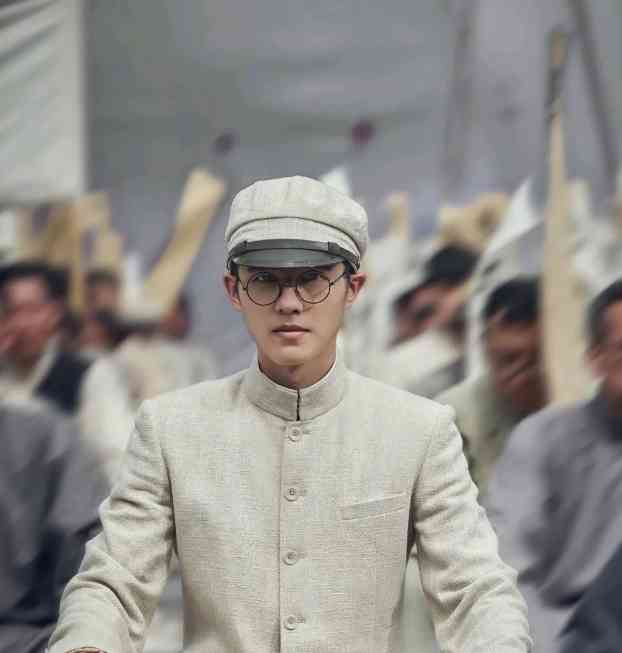《1921》路透照流出,刘昊然化身民国少爷,穿学生装太显嫩