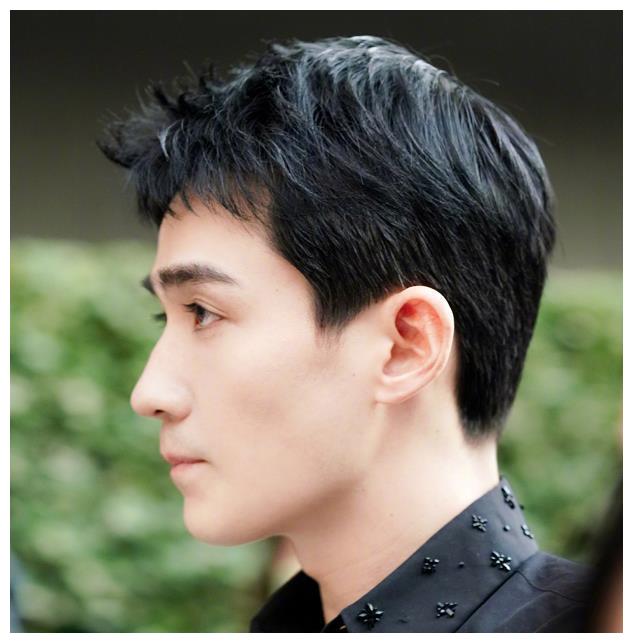 朱一龙现身北电参加校庆，路透照下这颜值，真的有32岁？休闲区蓝鸢梦想 - Www.slyday.coM