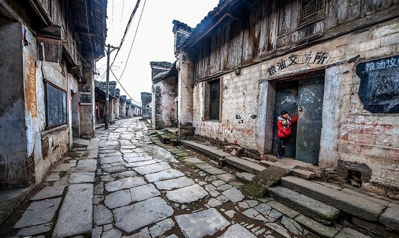 1 / 7 双桥古镇位于湖北省孝感市大悟县北七公里的公路边,一条发源于