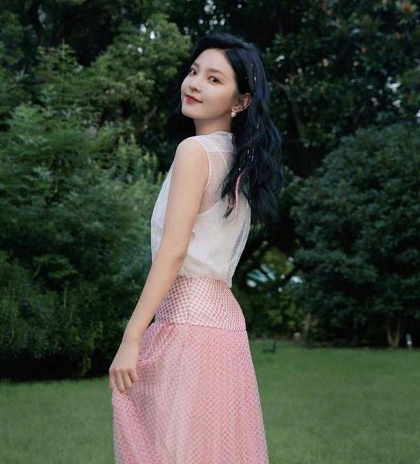 鲍蕾与陆毅合体亮相,一身波点搭配复古高级,配短发气质更惊艳__财经头条
