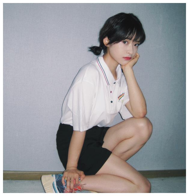 沈月这是又瘦了10斤吧?最新全身照"电棒腿"抢镜,女生都心动了