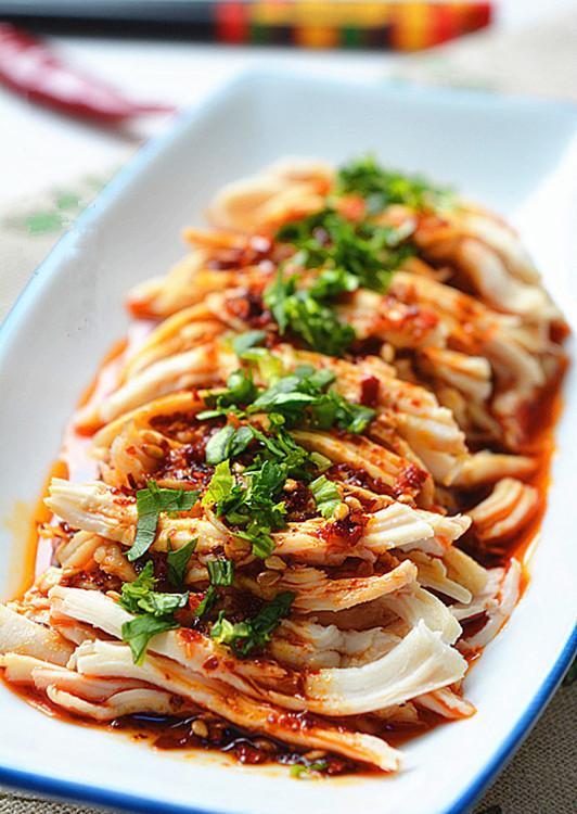 凉拌麻辣鸡丝,味道香辣开胃,特别好吃又过瘾