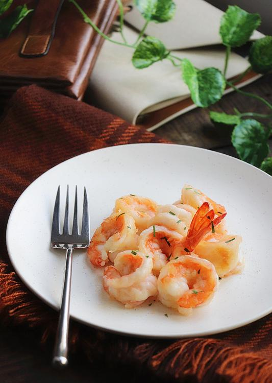 虾仁这样做鲜味爽口好吃又好看一上桌子就占据了c位