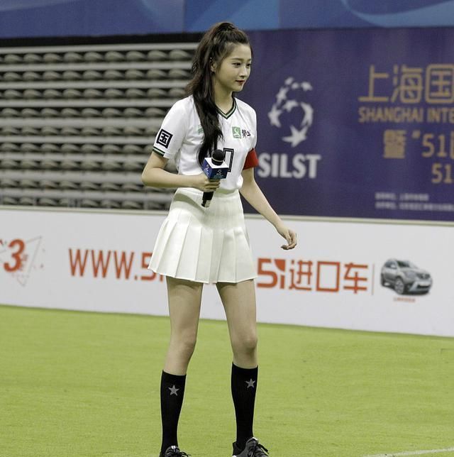 关晓彤化身0号足球宝贝女神范十足太秀美