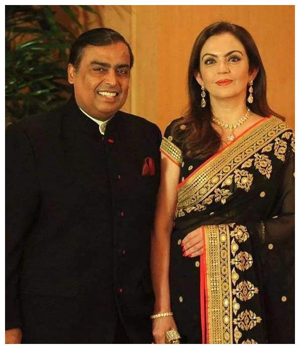 印度首富嫁女斥资数亿!宠妻和女儿披金戴银真奢靡,时尚感太难懂