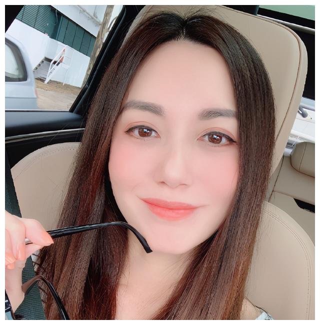 郭妃丽近照曝光,曾被评"新加坡四美",今外貌改变成"网红脸"