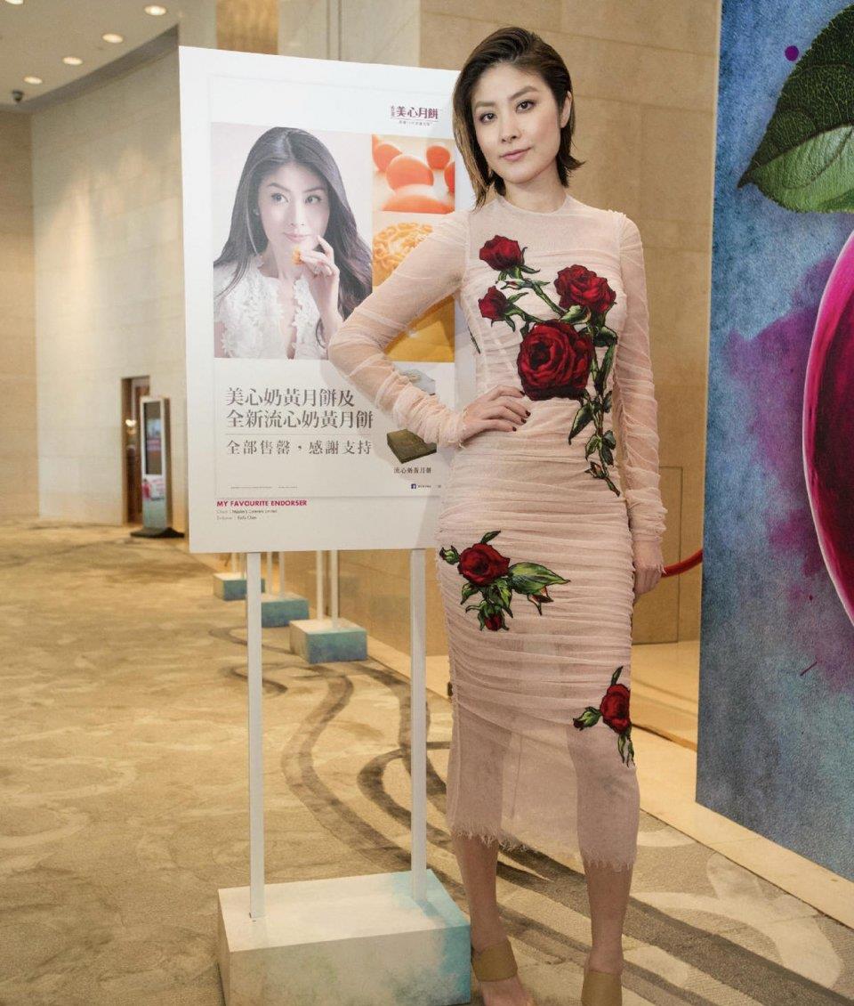 46岁陈慧琳少女心泛滥一袭玫瑰刺绣连衣裙优雅精致减龄温柔