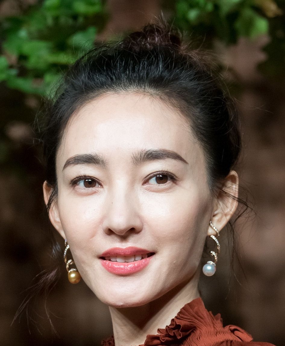 王丽坤戴着不对称珍珠耳饰,散发矜贵气质