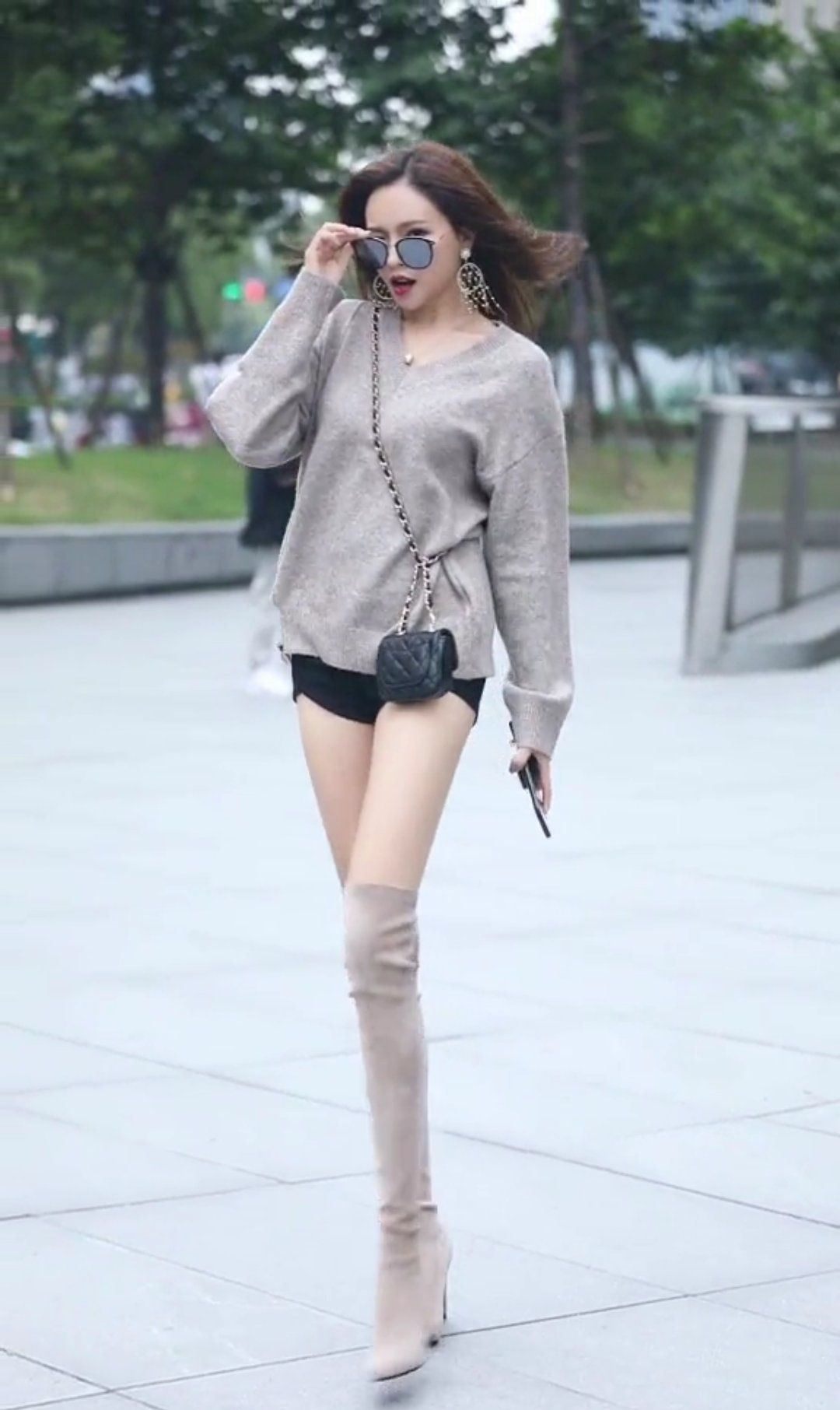 过膝长靴搭配难?看小姐姐是如何驾驭的,一步当别人的两步走