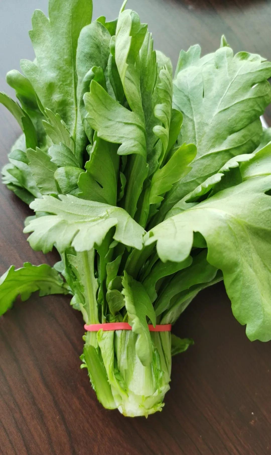 其实这就是咱们天天吃的茼蒿,只是"穿个马甲",正确叫"大叶茼蒿".