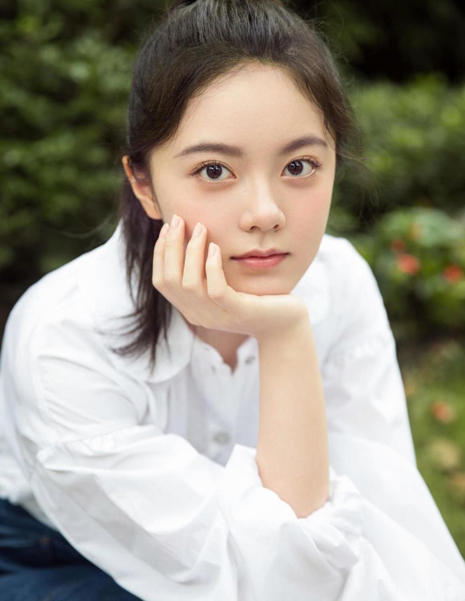 赵今麦18岁已经是人生赢家,穿白衬衫配短裙眼神清澈,气质灵动