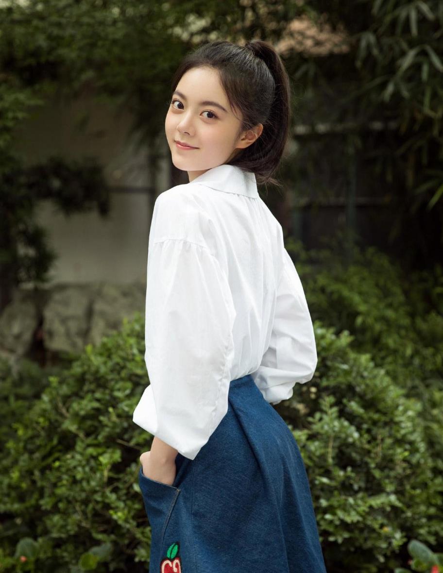 赵今麦18岁已经是人生赢家,穿白衬衫配短裙眼神清澈,气质灵动