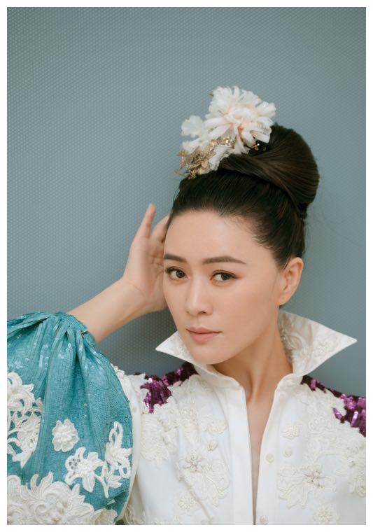 21岁出道31岁嫁入豪门,39岁继承百亿财产,今43岁仍然风韵犹存!