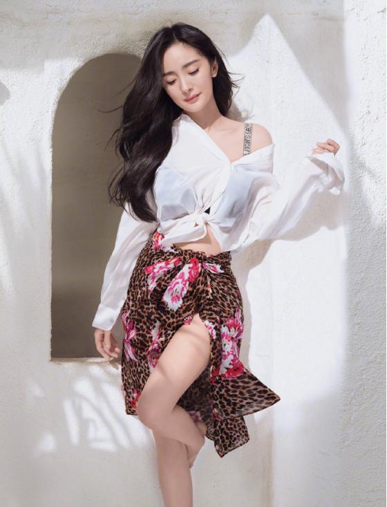 杨幂晒睡衣性感写真内衣外穿真大胆全裸式蕾丝内衣秀身材