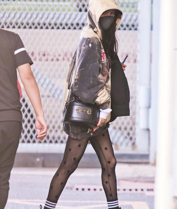 杨幂瘦到什么程度腿比保镖的手臂都细终于信她5年不吃米饭