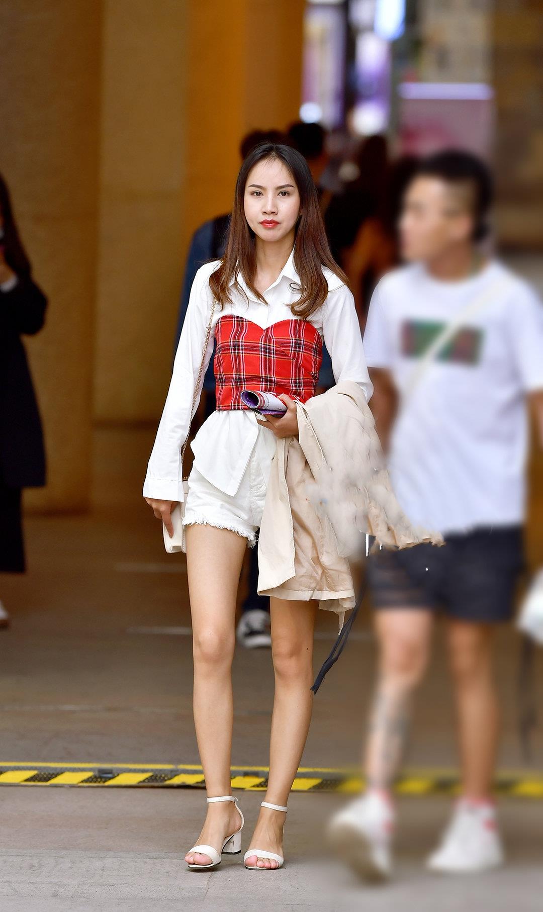 白色衬衫搭配白色牛仔短裤穿出时髦精致气质