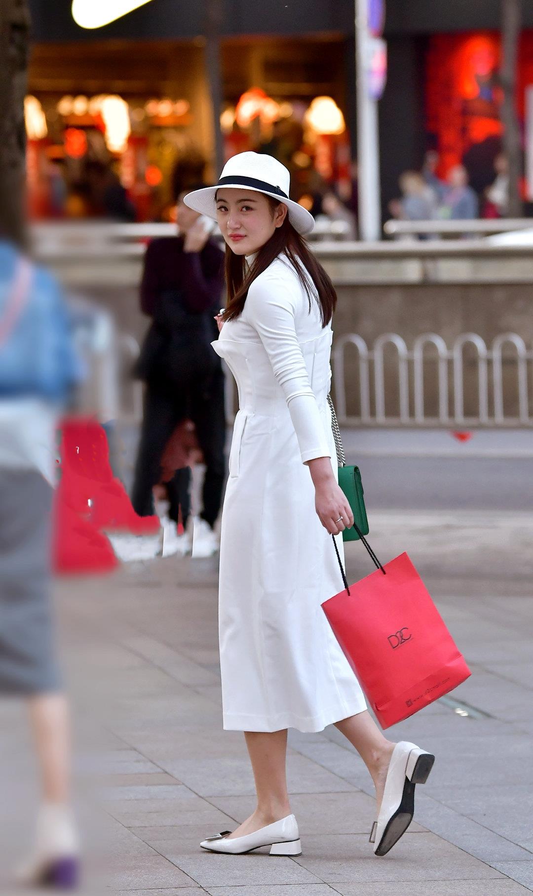 白色连衣裙,搭配漆皮方头鞋,头戴巴拿马帽精致感十足_高清图集_新浪网