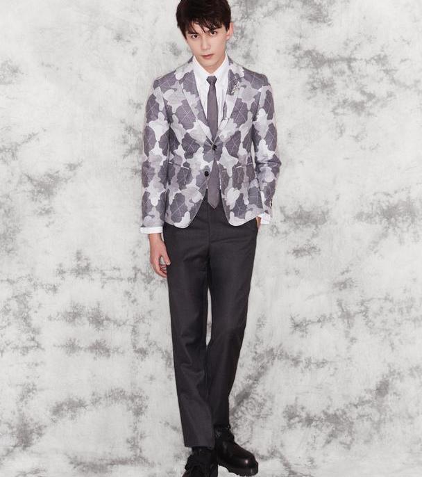 吴磊五官也太深邃了,穿土掉渣的西装也能hold住,衣品令人羡慕