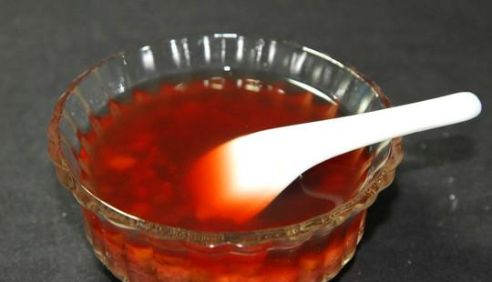 而在黑龙江,山西,吉林等北方地区,绿豆汤经常会煮成红色的,因为北方的