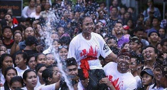 国外最“开放”的节日，当天可以亲吻身边陌生人，人们泼水送祝福