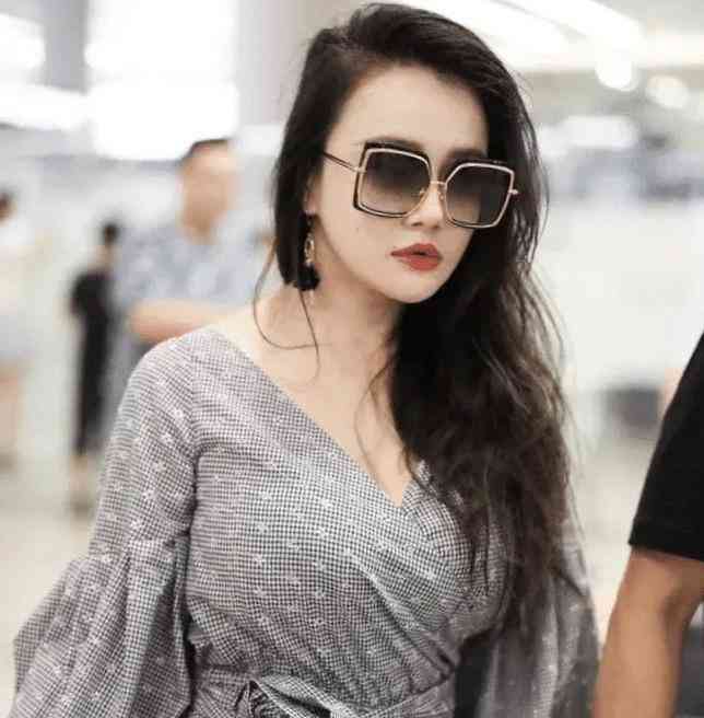 冉莹颖机场秀印花连体裤舒适简约大v领设计显瘦又显锁骨