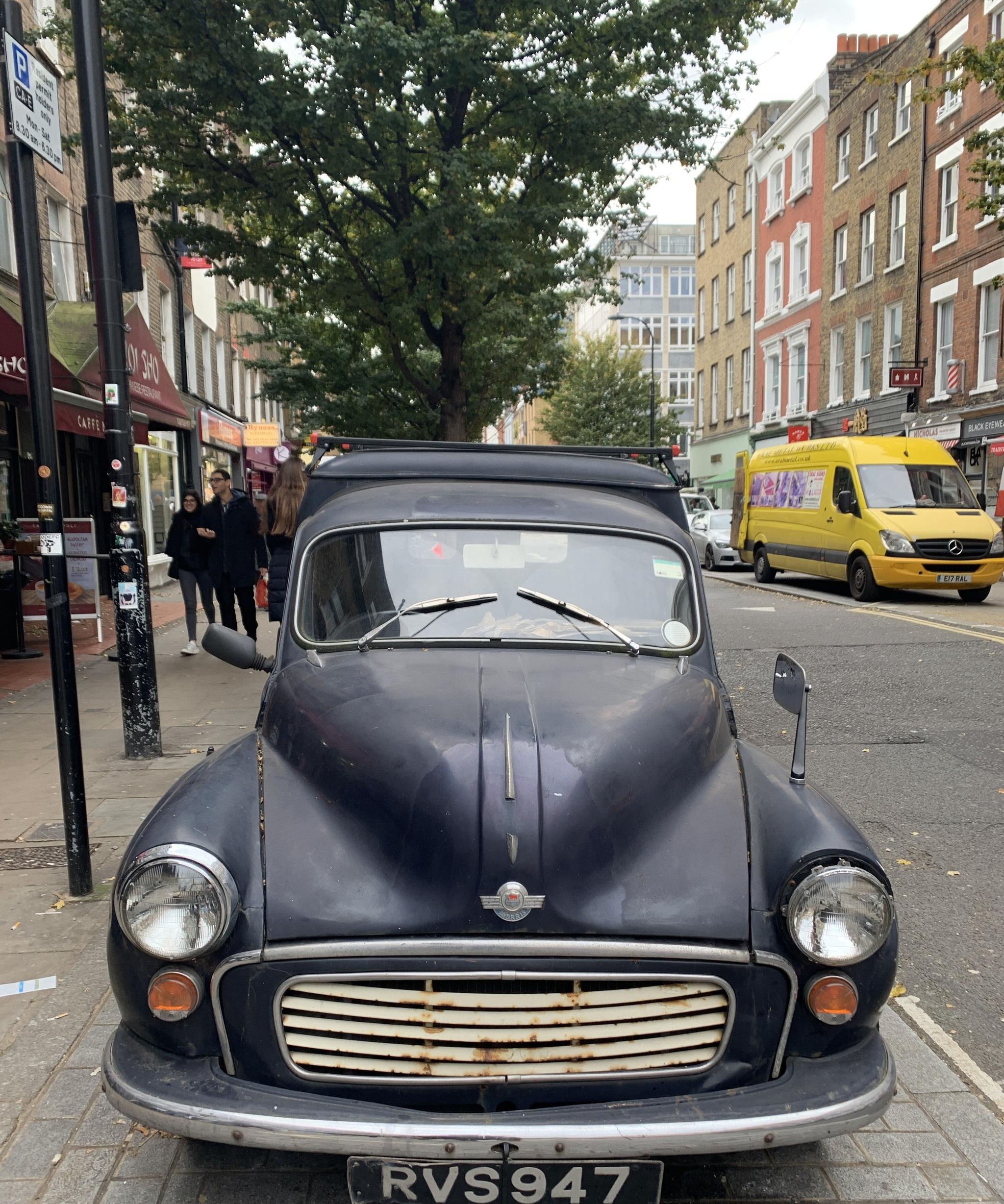 伦敦街头的一辆"破"车和一辆好车