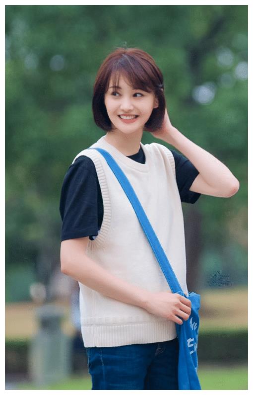 郑爽终于不自卑?胖10斤后穿公主裙,脸看起来都变自然了